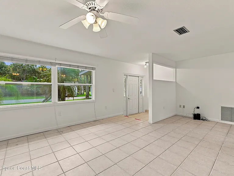 215 Pelican Dr — Photo 2