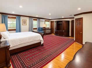 22 Farmwoods Ln #B, Glen Head, NY 11545