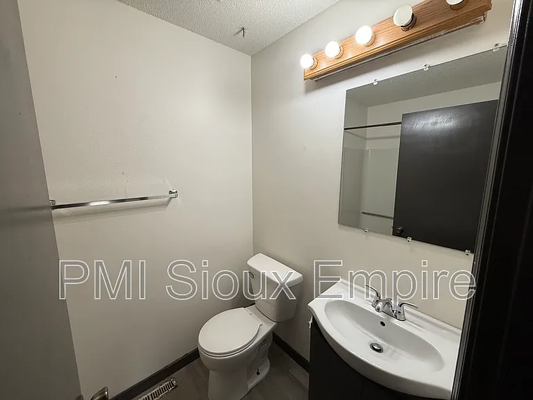 612 E 6th St — Photo 8