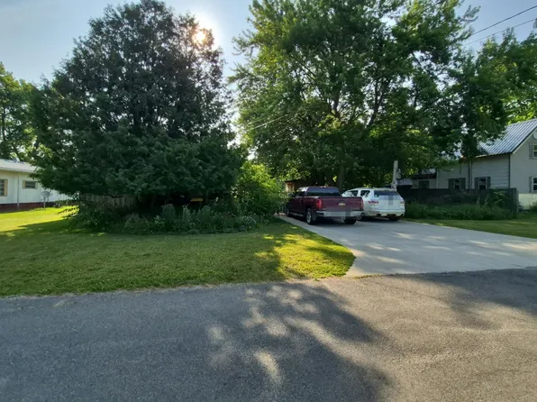 226 N Ewen St, Maple Rapids, MI 48853