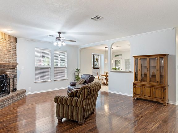3rd image of 516 FOXFORD RUN DR