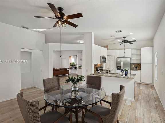 2nd image of 1283 Chinaberry Dr #0