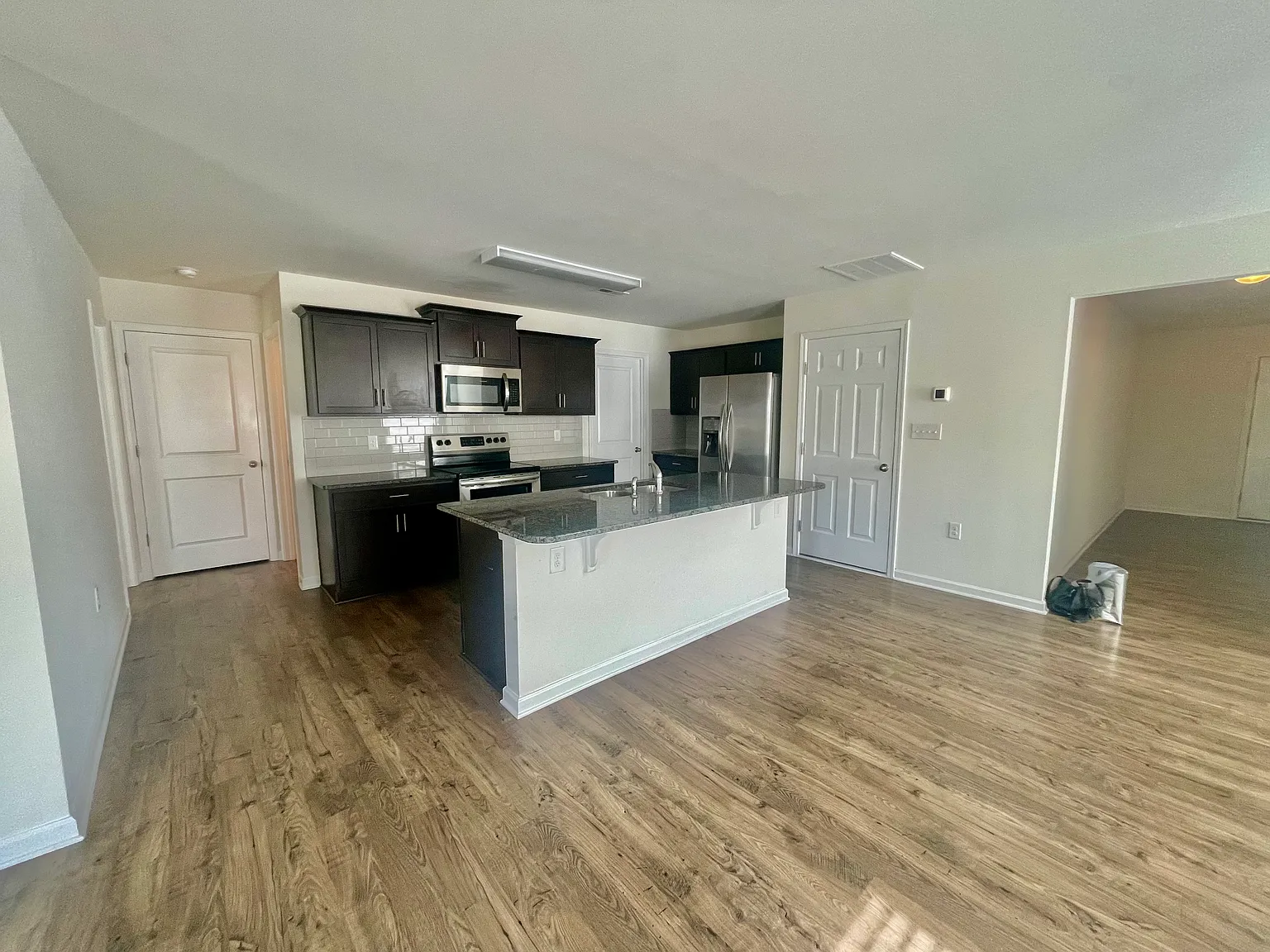 5 bed, 2361 sqft, $2,300 — Photo 2