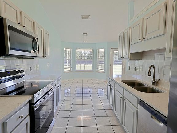 5th image of 1876 Jamaica Dr