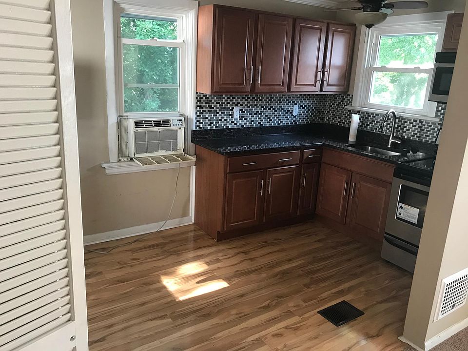Granite Kitchen with SS appliances