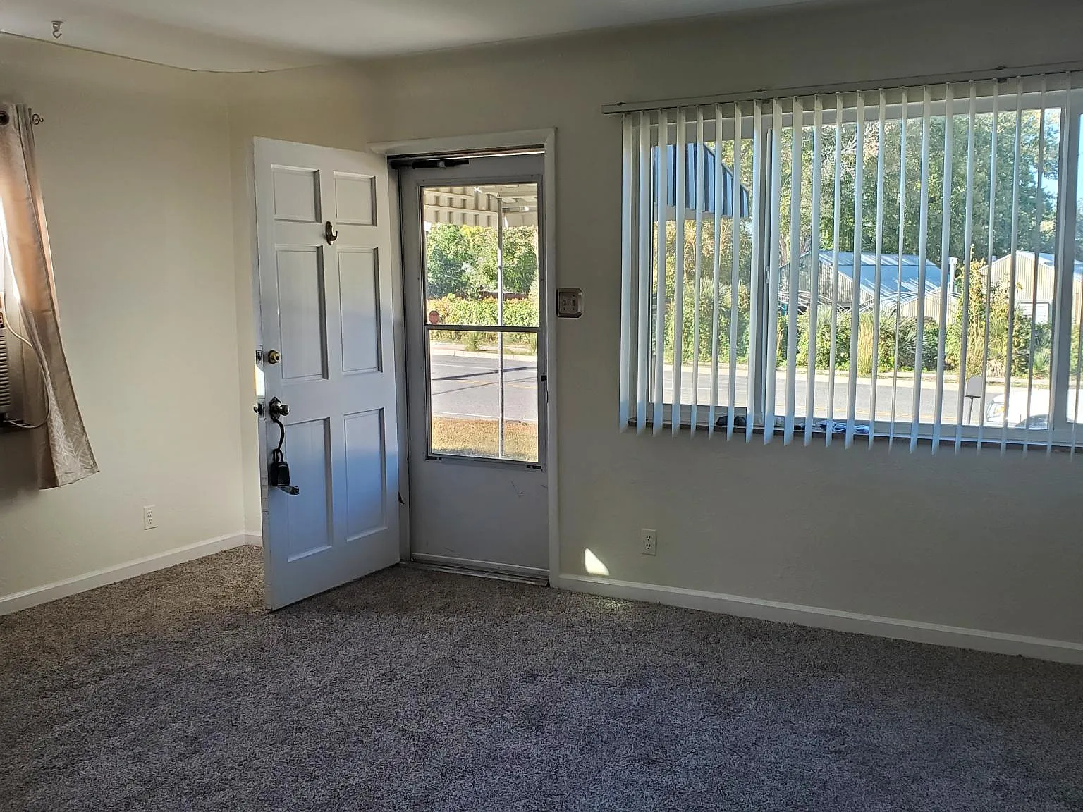 2 bed, 800 sqft, $1,900 — Photo 2