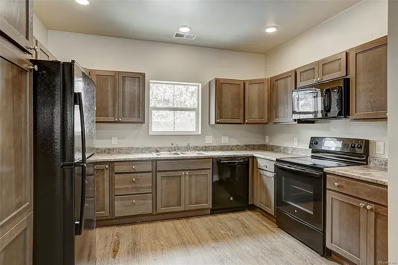 2 bed, 768 sqft, $1,745 — Photo 2