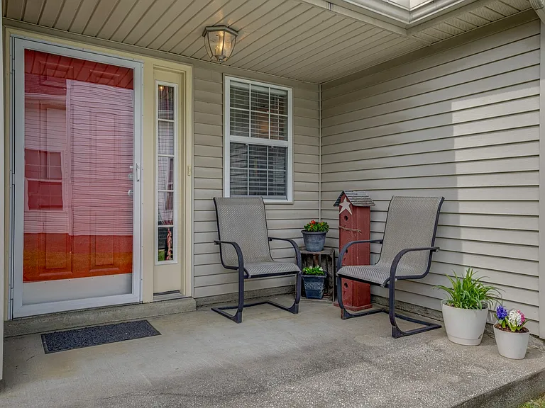 4002 Farmingham Woods Dr — Photo 3