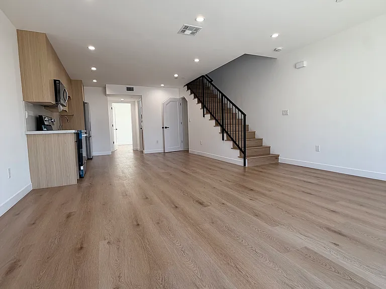 16110 Leadwell St — Photo 1