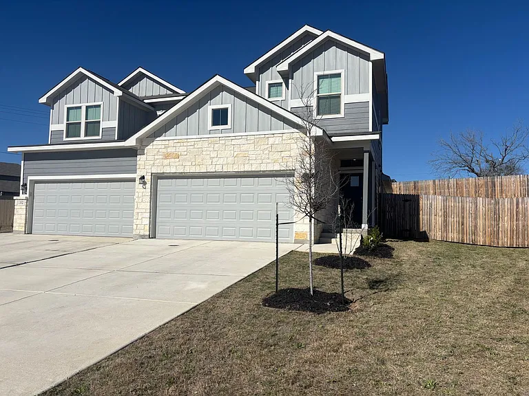 330 Caleb Ct — Photo 2