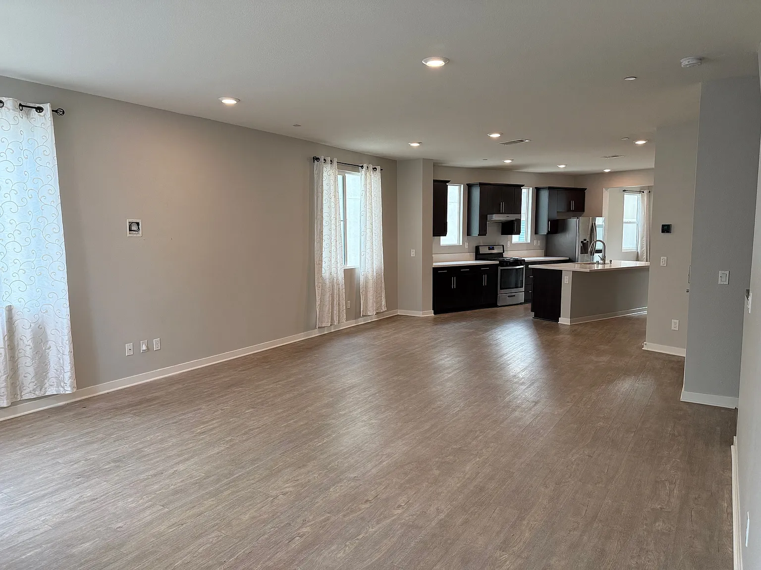 4 bed, 3.5 bath, 2670 sqft, $5,000 — Photo 3