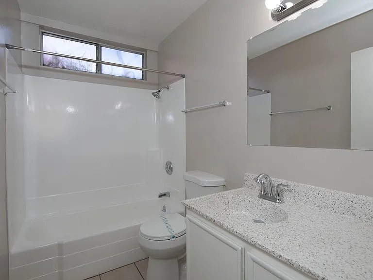Lakeshore Villa Apartments — Photo 23