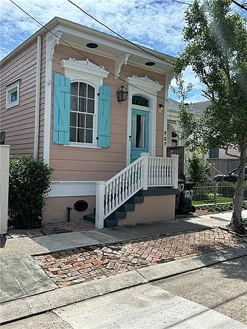 727 Dufossat St