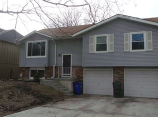 12512 S Summertree Ln, Olathe, KS 66062