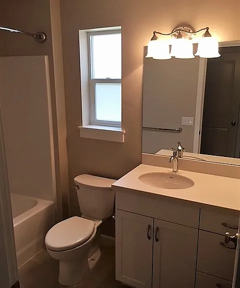 1609 NE 8th St #2 — Photo 10