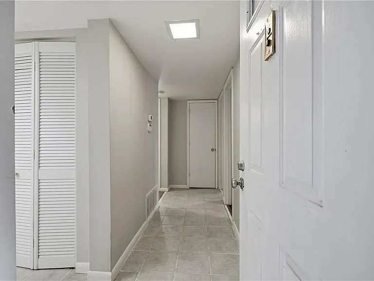 2183 Surrey Ct — Photo 3