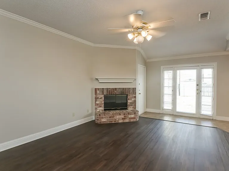 2524 Park Valley Dr — Photo 3