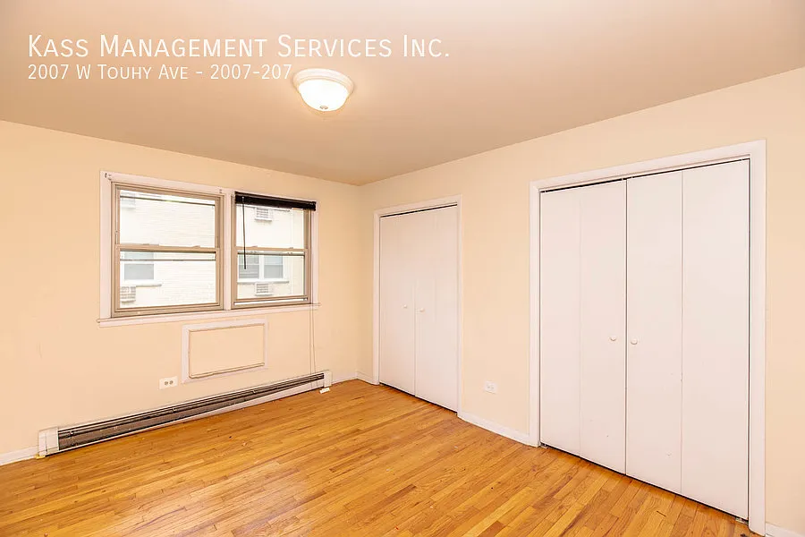 Stunning 2 Bedroom 1.5 bath in Rodgers Park - Laundry on Site - Heat Included — Photo 4