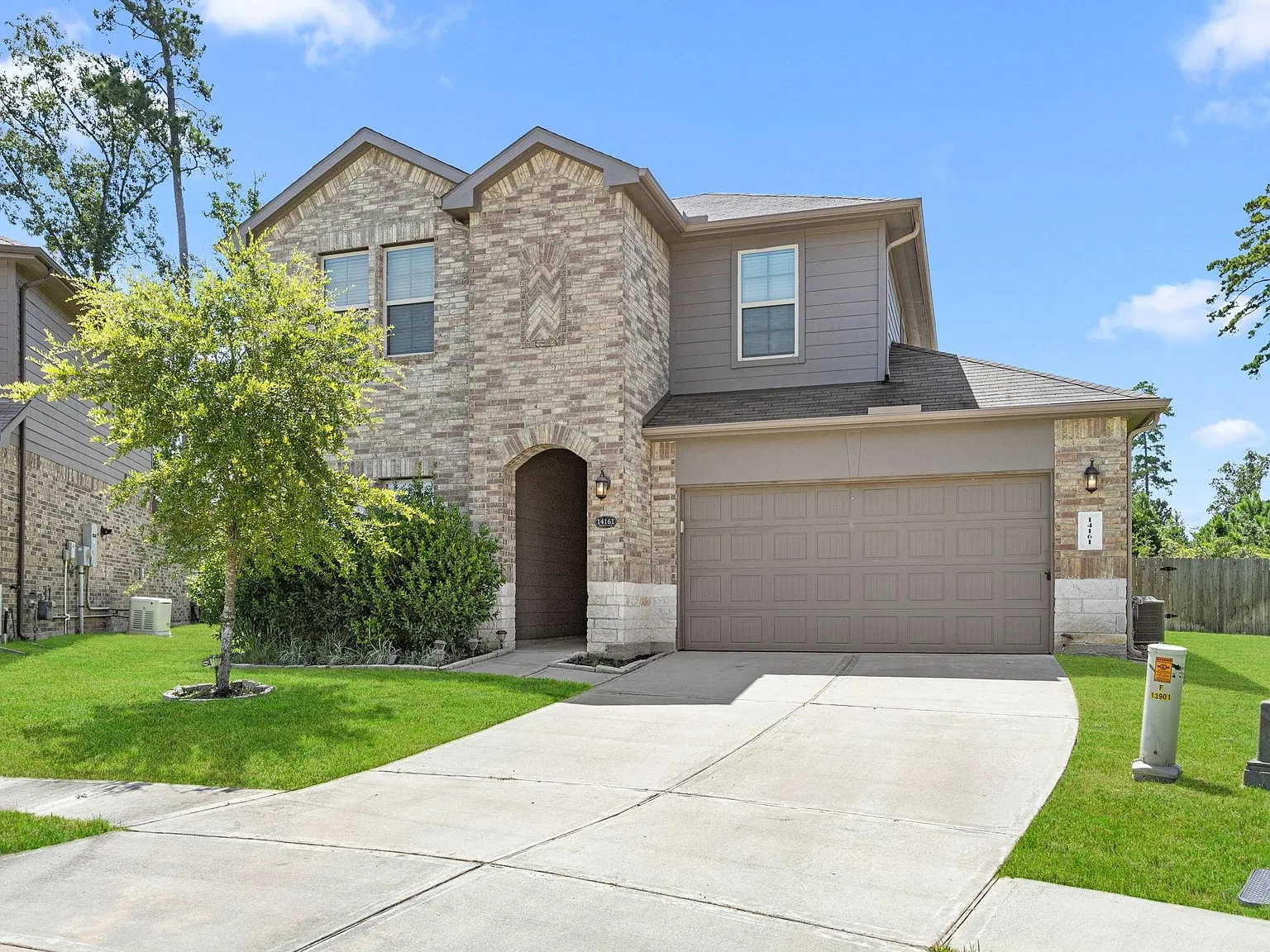 4 bed, 3.0 bath, 2363 sqft, $3,200 — Photo 2