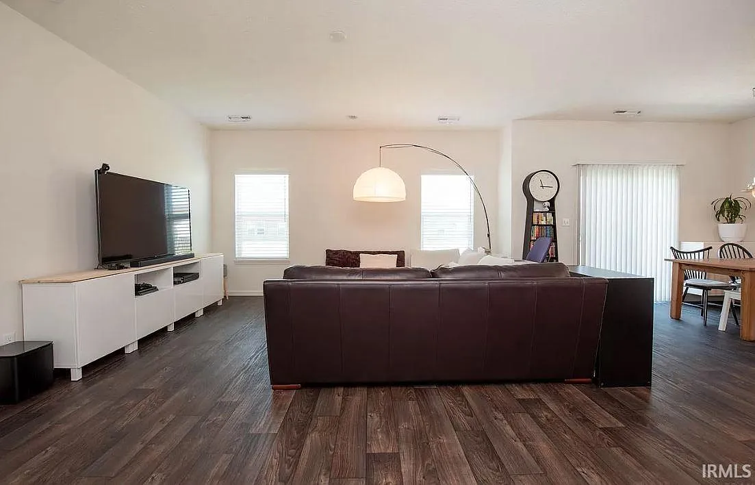 3 bed, 2.0 bath, 1386 sqft, $1,895 — Photo 4