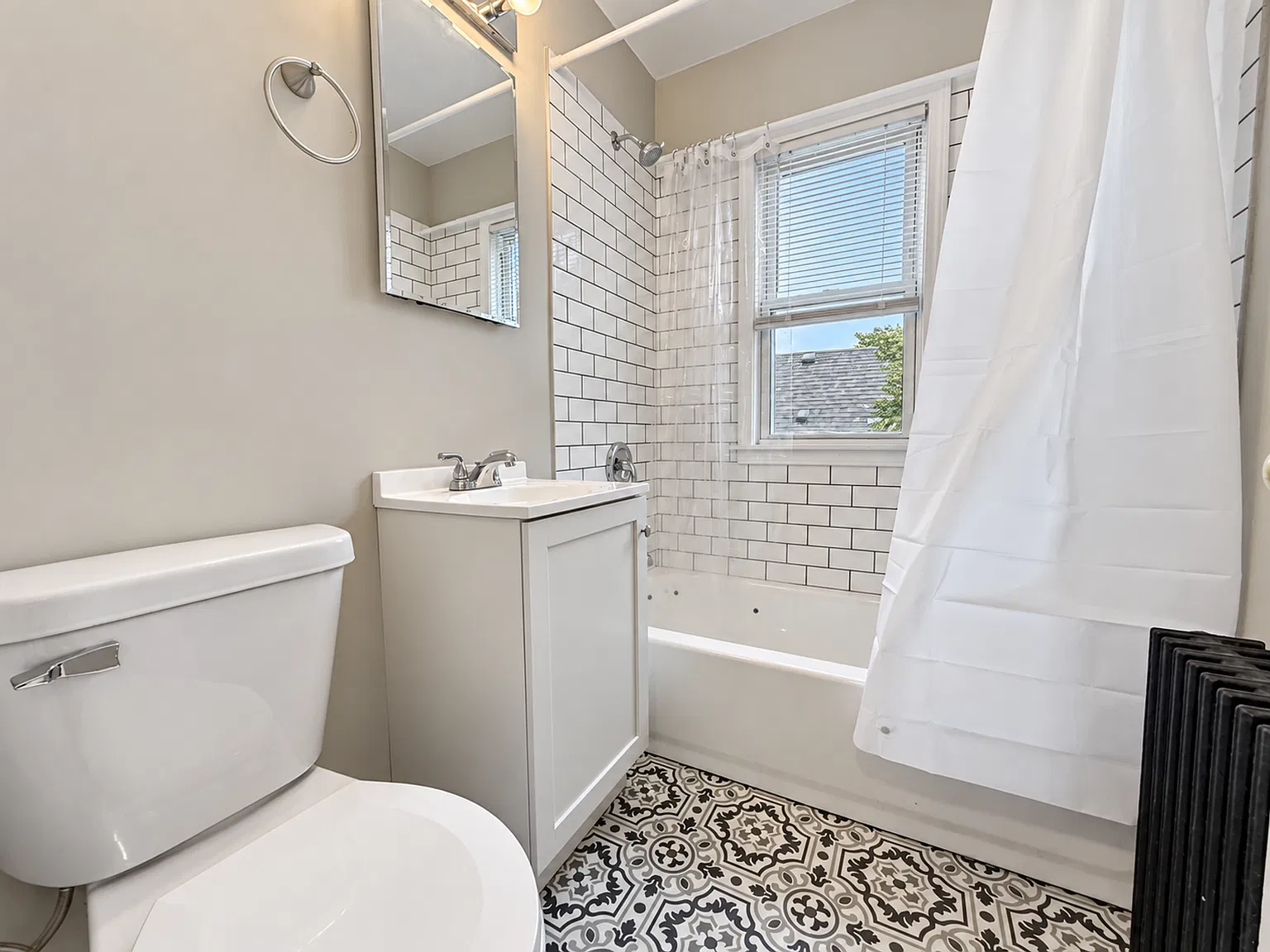 Stunning 5-Unit Building off of Randolph! Parking, Laundry, Storage Units Available. Pet Friendly — Photo 3