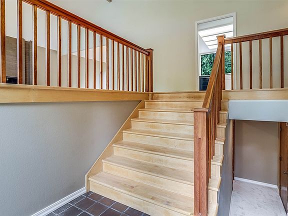 Step into the welcoming foyer.>