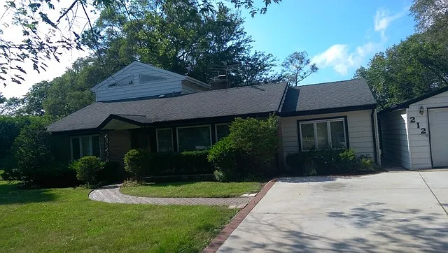 212 Hickory Ct photo 1