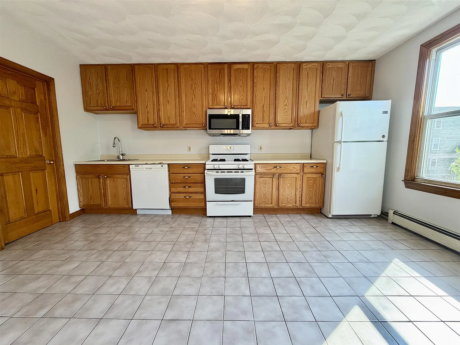 2 bed, 850 sqft, $2,700 — Photo 2