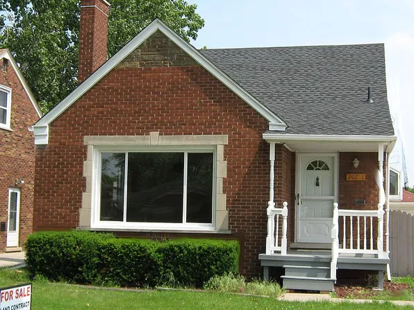 20711 Country Club Dr, Harper Woods, MI 48225