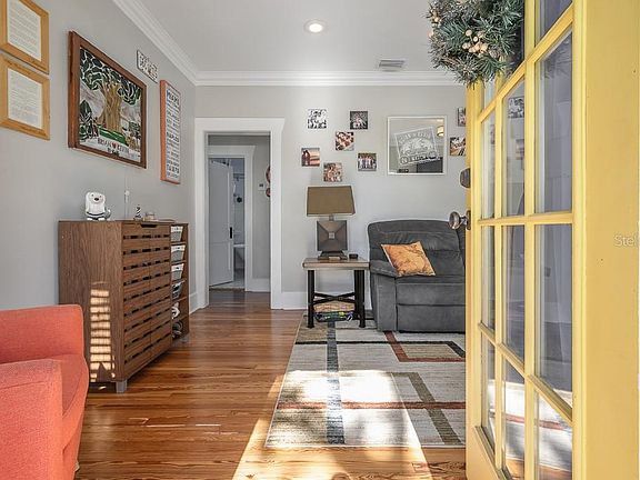 3rd image of 307 W Comanche Ave