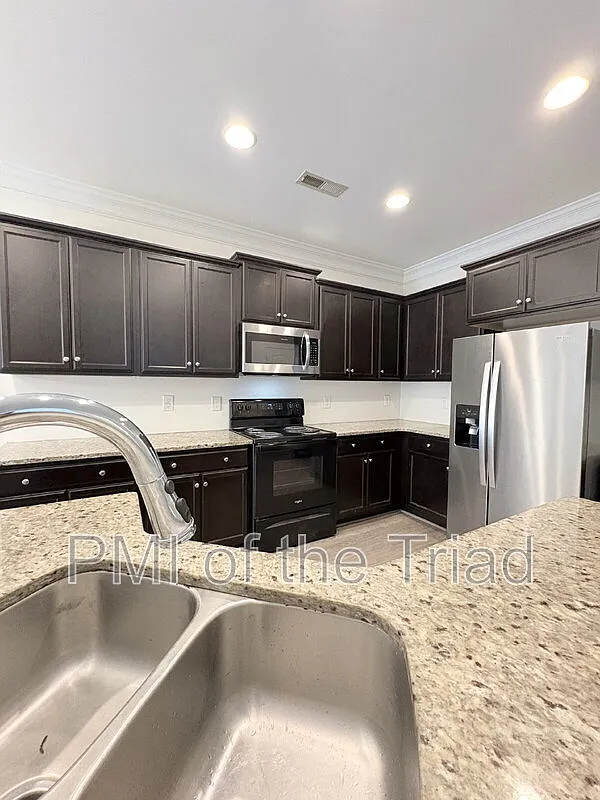 3 bed, 2.5 bath, 1788 sqft, $1,950 — Photo 4