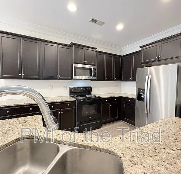 2974 York Place Dr — Photo 3
