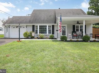 18 Hedge Rd, Levittown, PA 19056