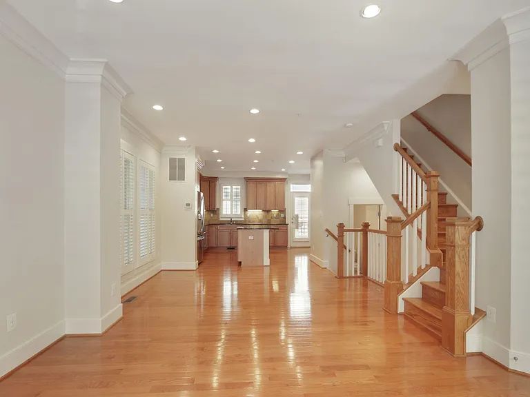 2737 Linden Ln — Photo 10