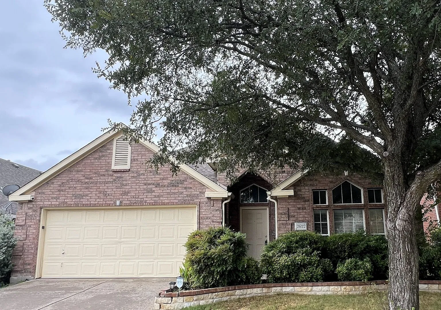 Beautiful 4-Bedroom in Fountainview — Photo 1
