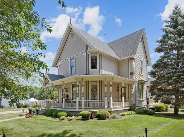325 N State St, Marengo, IL 60152