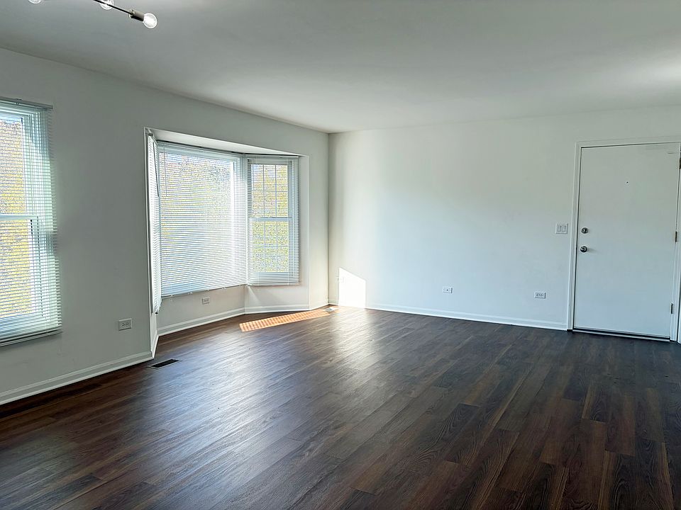 Living area with bay window