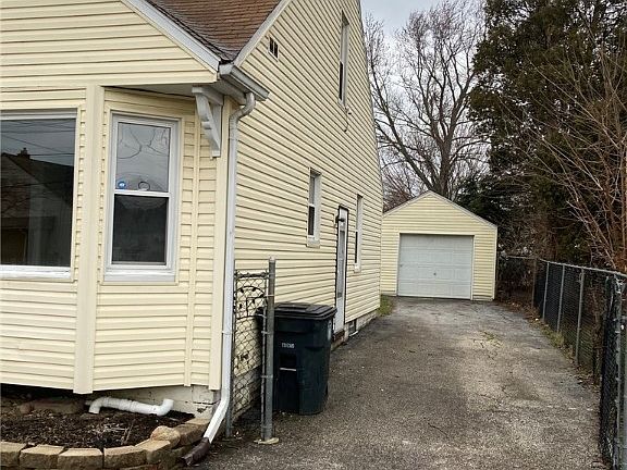 3rd image of 843 Silvercrest Ave