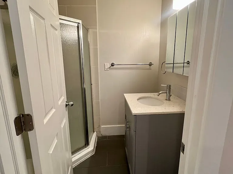 Great Location with Full Washer and Dryer in Unit and Full Kitchen! — Photo 33