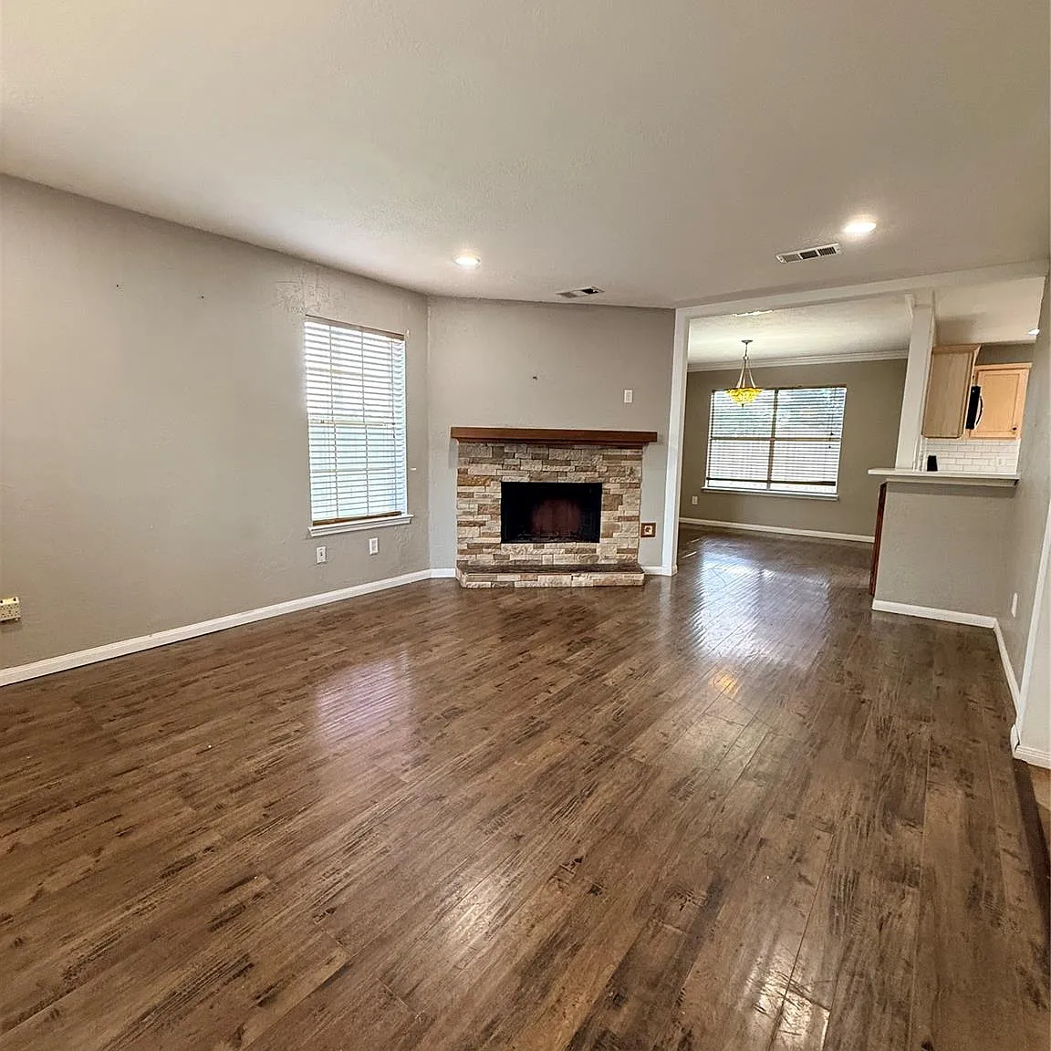 3 bed, 2.5 bath, 2026 sqft, $2,200 — Photo 3