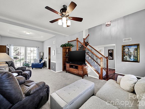 5th image of 263 Fox Hollow Rd