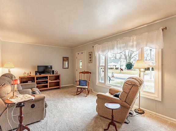 3rd image of 618 N La Londe Ave