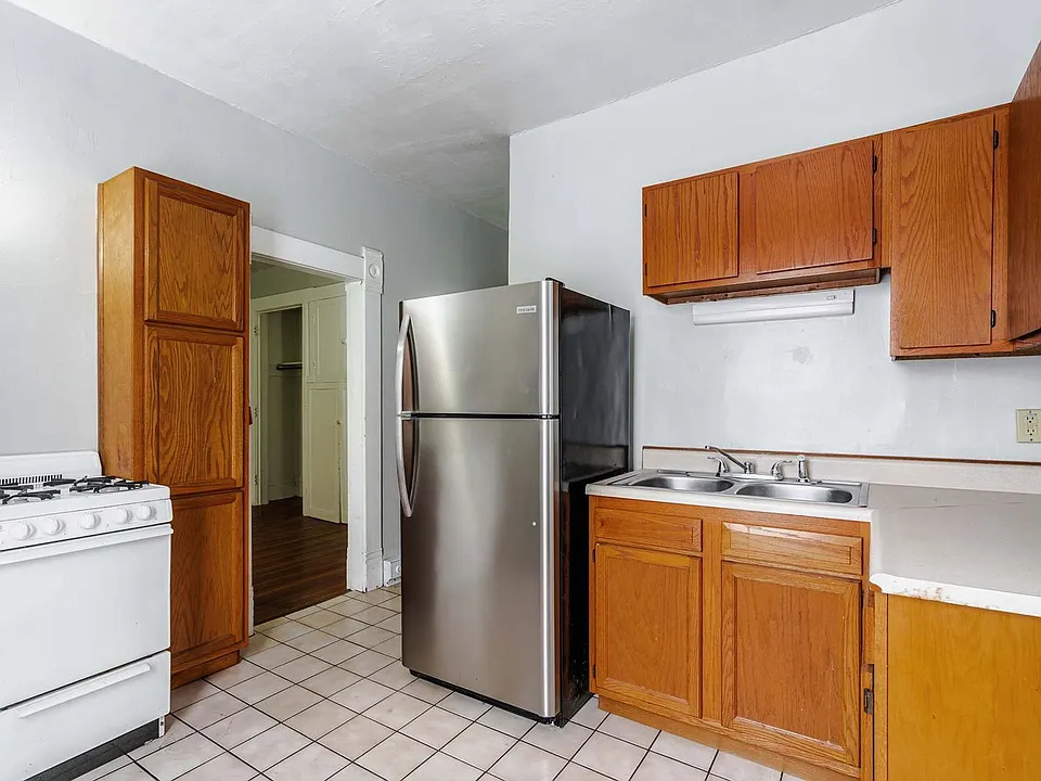 246 1/2 W 5th Ave #R