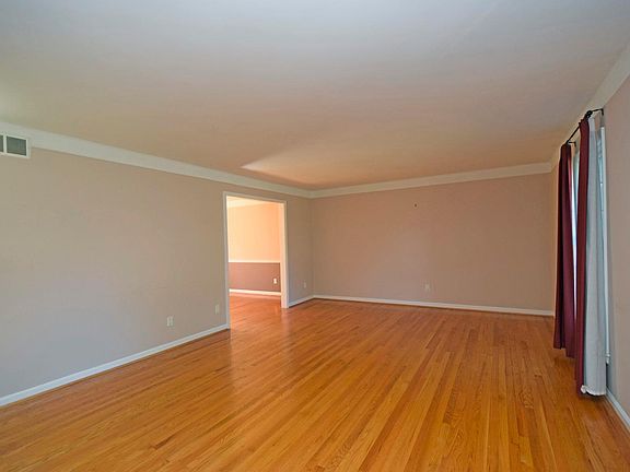 3rd image of 7083 Woodsedge Dr