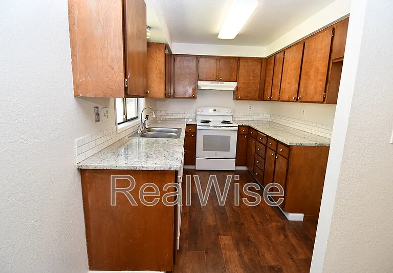 936 SE Sharon Ave — Photo 4