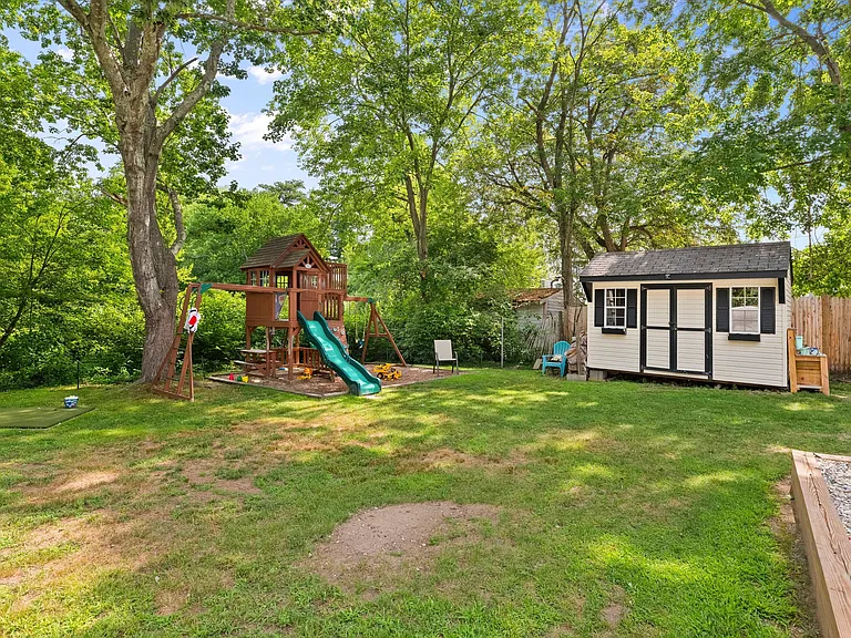 Algonquin Dr — Photo 42