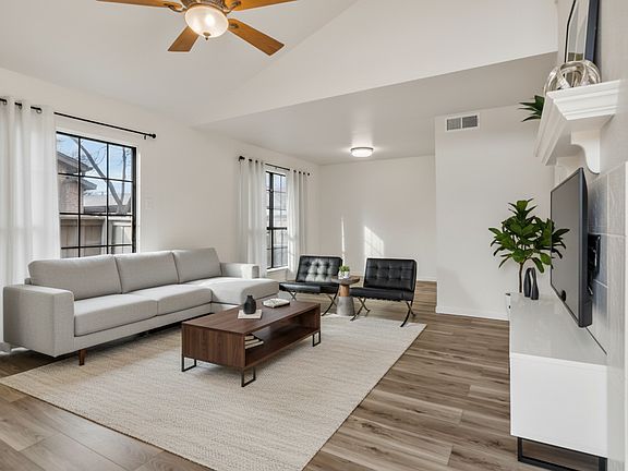 3rd image of 352 W Harwood Rd APT C