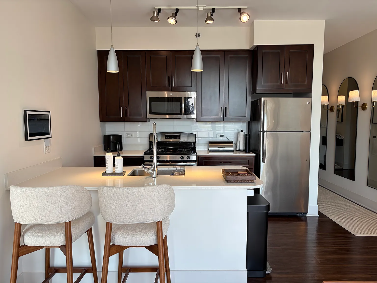 1 bed, 715 sqft, $2,817 — Photo 3