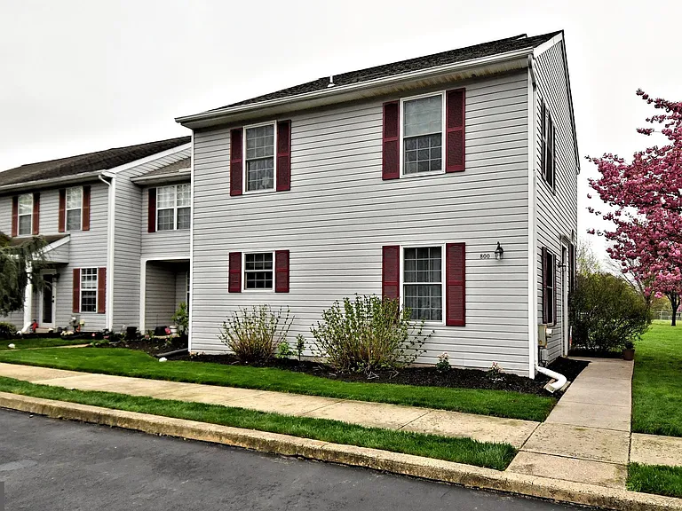 800 Beacon Ct — Photo 3