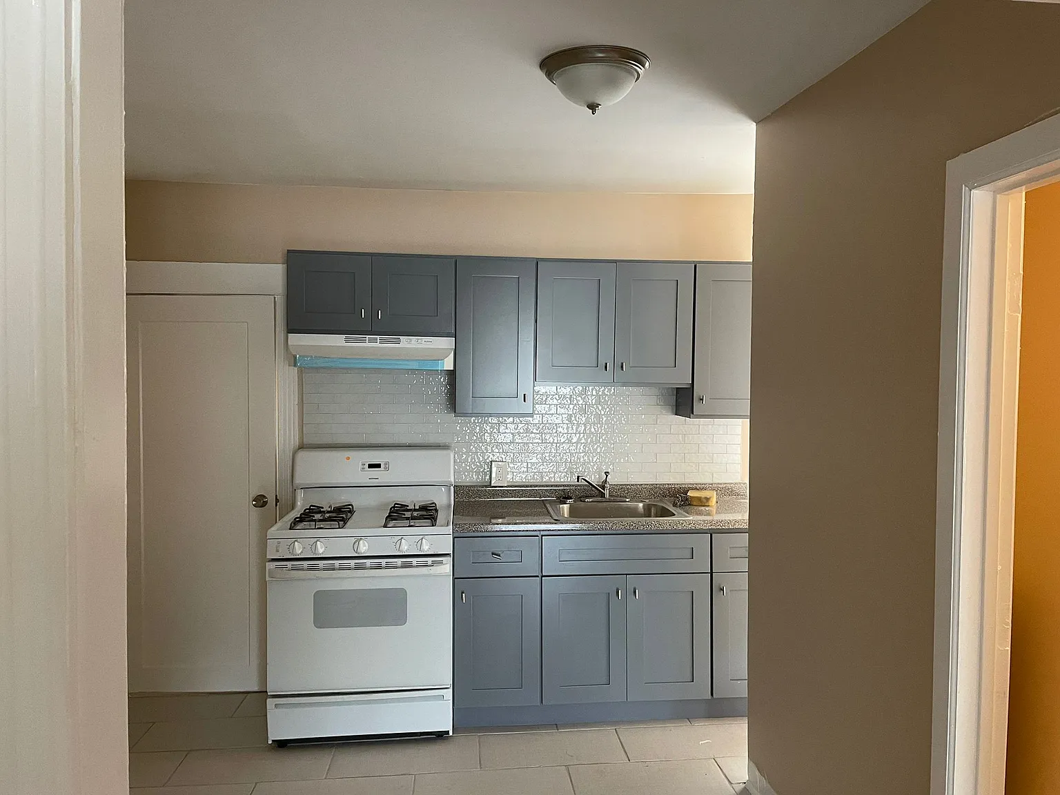 1810 West Ruscomb Street Apt#1 - 1FL — Photo 4
